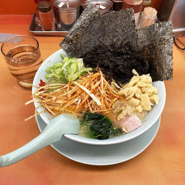 プレミアム塩とんこつを背脂多め味濃いめで啜る 〜黒ばら海苔・紅生姜・クーポン白髪ネギ・山岡家〜