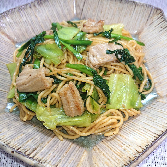 キャベツとニラのホルモン焼きそば