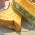 【カフェ風】エビとアボカドのサンドイッチ