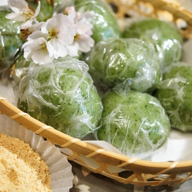 ■季節の和菓子【野摘みヨモギで　お彼岸の時に草餅を作りました。餡子入りできな粉添えです♪】