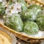 ■季節の和菓子【野摘みヨモギで　お彼岸の時に草餅を作りました。餡子入りできな粉添えです♪】