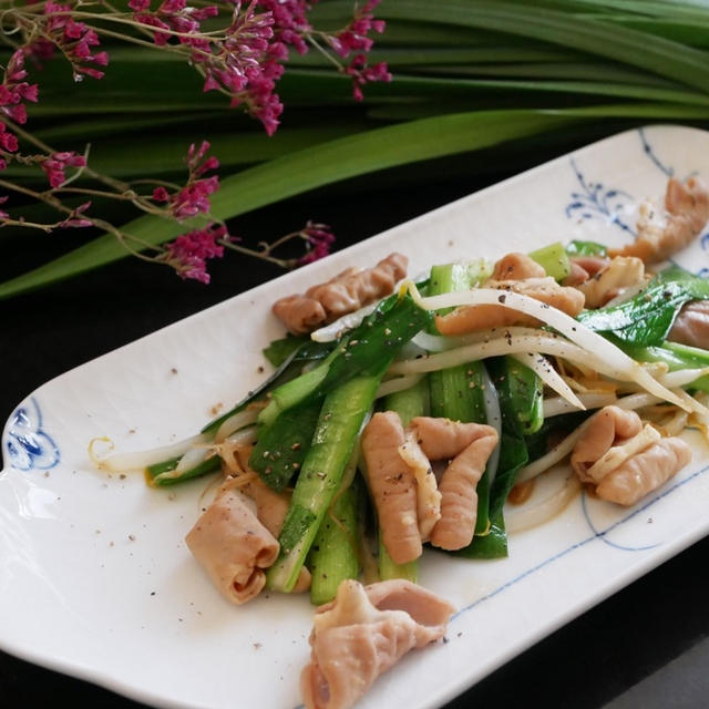 シャキシャキ食感！ニラともやしの豚もつ炒め