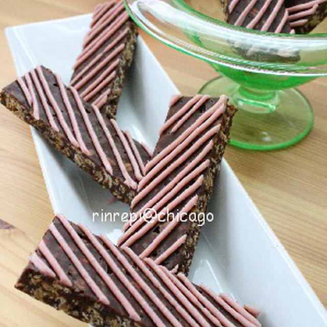 クリームチーズチョコレートグラノラ　苺のストライプ入り