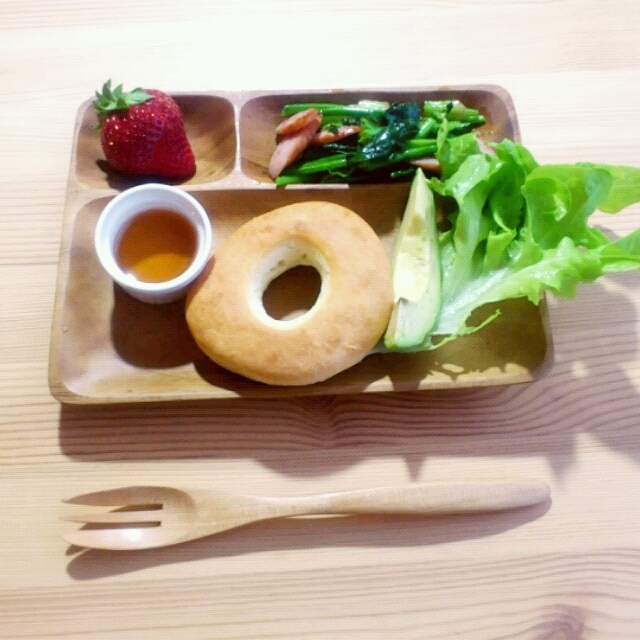 ■成城石井のホットビスケットとほうれん草のバター炒めで朝ごはん