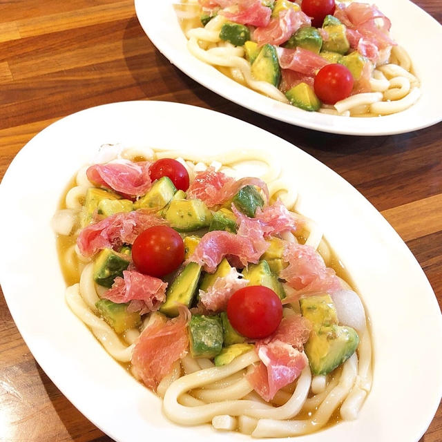 生ハムアボカドうどんです〜！！