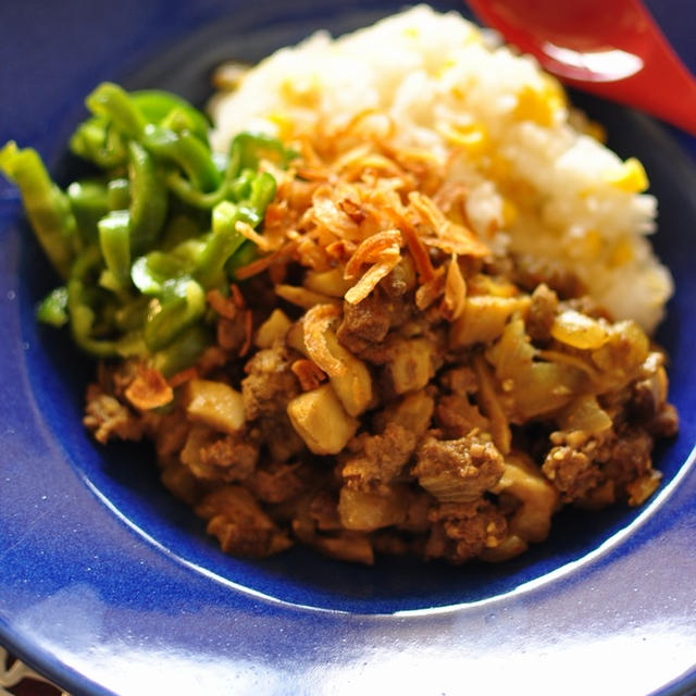 とうもろこしご飯、しいたけのキーマカレーと生ピーマンのマリネで夏色晩ごはん