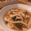 鶏煮物の煮汁に、油揚げ、小松菜、うどん入れて煮込むだけ料理｜渋谷マークシティー４Fに、10分から会議利用もできるコインスペースが便利