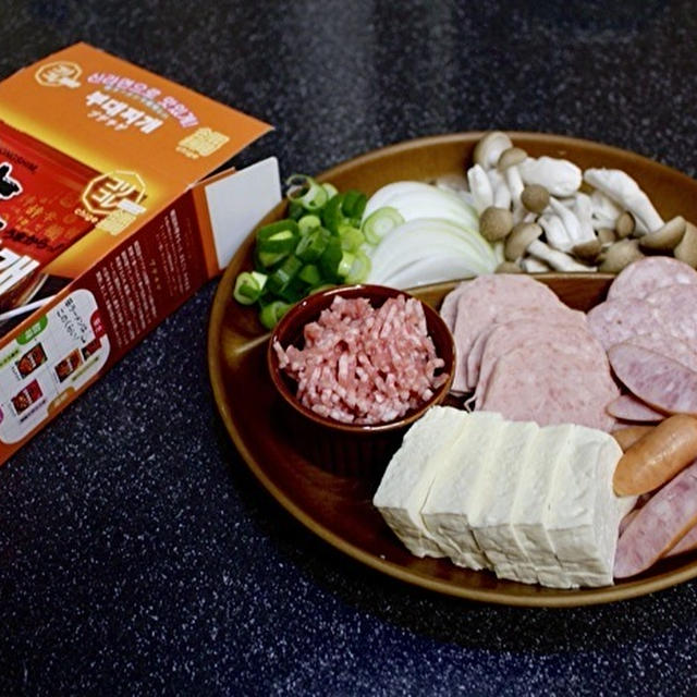 日本限定販売の、辛ラーメンと特製ヤンニョムが入ったコリコレ鍋セットでプデチゲ
