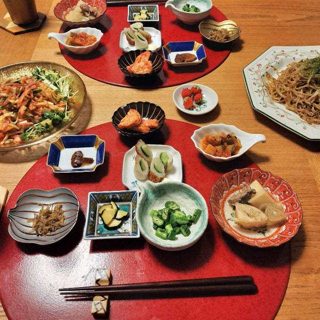 もやしソース焼きそば、きゅうりハムキムチの豆腐サラダ、小鉢8品で晩酌