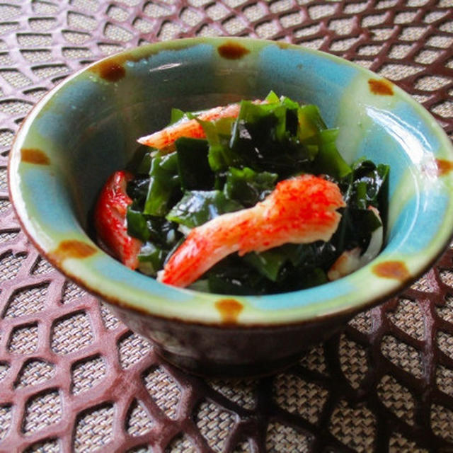 作り方2ステップの節約レシピ！かにかまとボイルわかめの酢の物