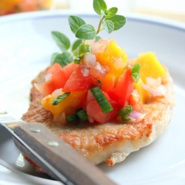 Pork Chop with Mango Pico de Galloポークソテー、マンゴー入りサルサフレスカのせ