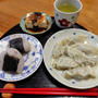 ゆで餃子とおにぎり