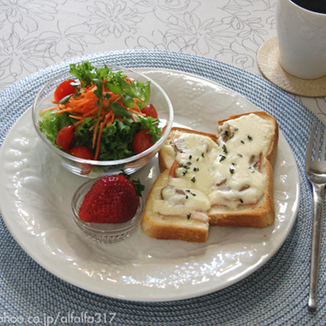 グラタン風トーストの朝食と名古屋弁のカフェ
