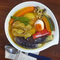 【シャバシャバなカレーレシピ】＼激うま／鶏手羽元と夏野菜のトマトスープカレー
