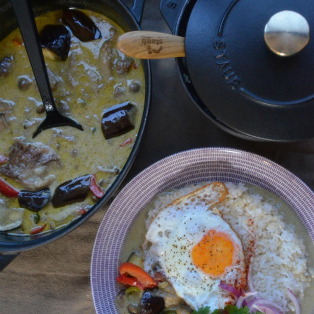 ストウブで「牛すじグリーンカレー」パクチーと♡