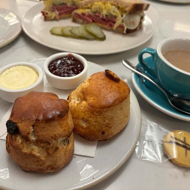 ハロッズ・ロンドンのクリームティー＜スコーンと紅茶の組み合わせ＞