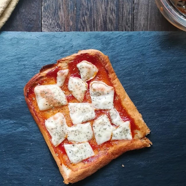 濡らし食パンで超カリカリクリスピーなマルゲリータを作ろう