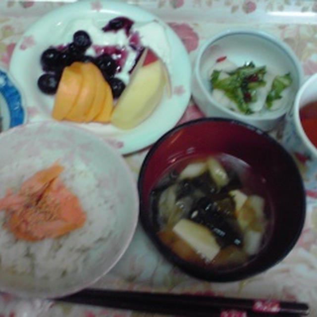 今朝の自分ご飯♪鮭のカマがフワフワに焼けて美味しかったよ。