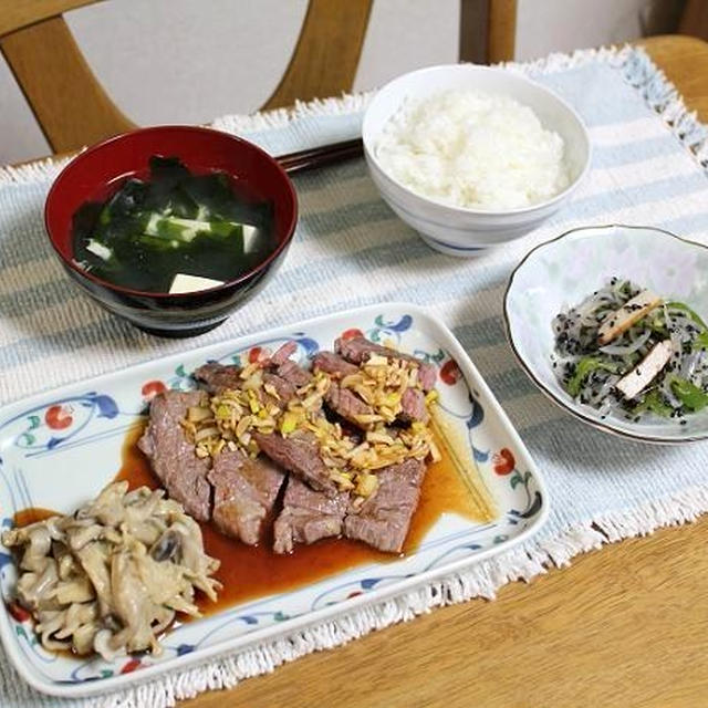 牛ステーキねぎ風味だれときのこのカルボナーラ炒めと玉ねぎの胡麻酢和えでうちごはん（レシピ付）