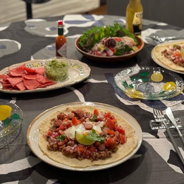 トルティーヤとセビーチェとワカモレと、パリオリンピックデザインのコロナビールの夜ごはん
