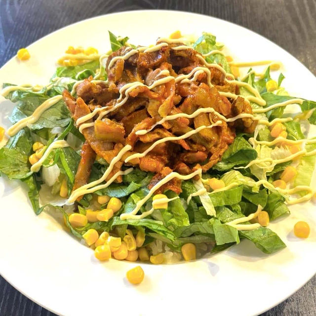 ランチは生姜焼きの残りでタコライスです！！