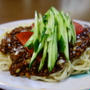 人気を維持するジャージャー麺