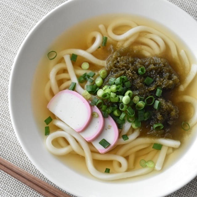 関西風とろろ昆布うどん。