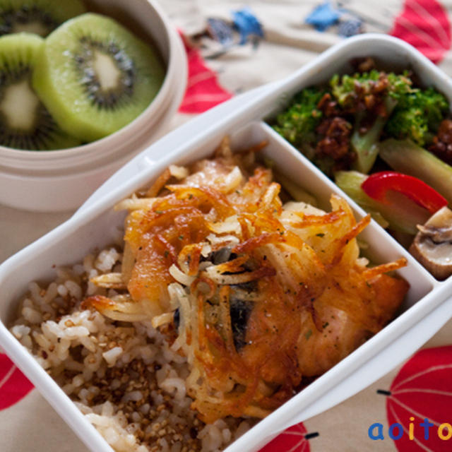 今日のお弁当（鮭のポテト焼き）