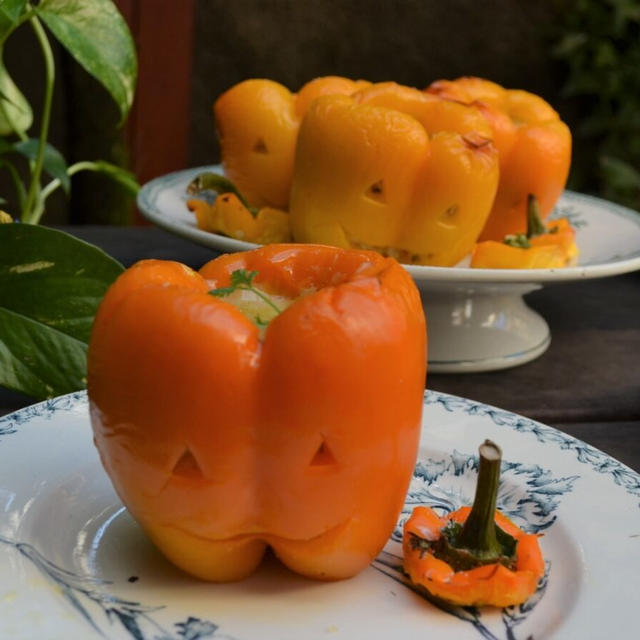 Jack-o’-Lantern Stuffed Peppers ジャックオーランタンスタッフドパプリカ