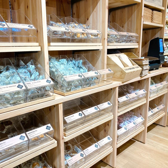【無印良品】SNSで話題の『お菓子の量り売り』と 棚が空っぽの理由は…。