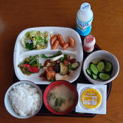 朝ご飯は7時40分　ウインナーとピーマン炒め