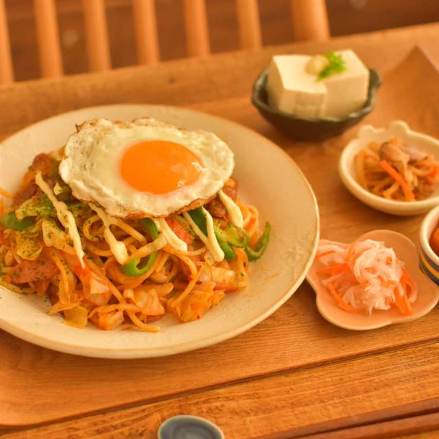 焼きそば定食のおひるごはん。