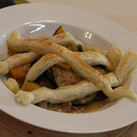 スパイス大使♪ハロウィンに＊かぼちゃと豚肉となすのパイのせ♪クリームソース☆