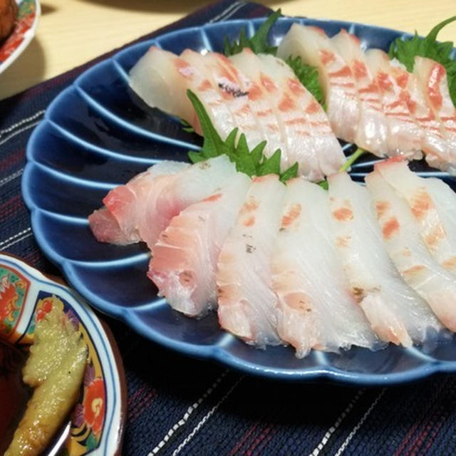 今日のごはんできてるよ。#119  まずは刺身でしょ♪