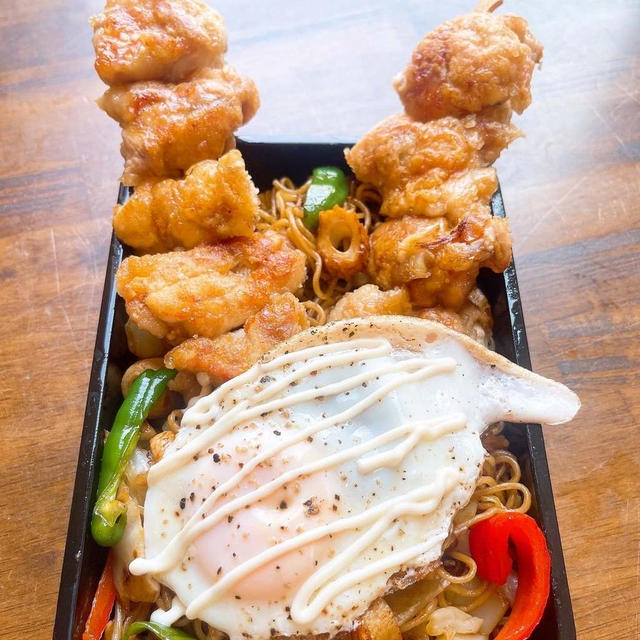 焼きそば&唐揚げ串弁当です！！