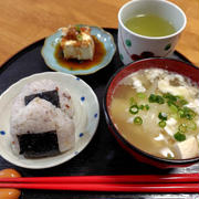 おにぎりと卵入り味噌汁