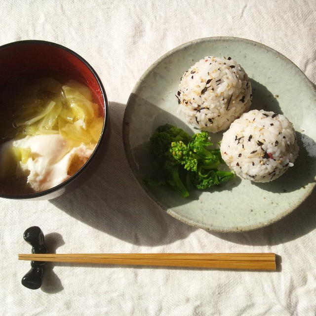 卵とキャベツの味噌汁＆ひじき梅のおにぎりの昼ご飯