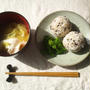 卵とキャベツの味噌汁＆ひじき梅のおにぎりの昼ご飯