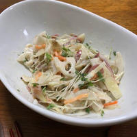硬い野菜は甘酢漬けしておき、さっくり和えてサラダにする