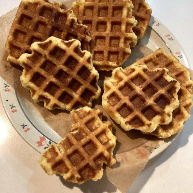 ワッフルの粉を見つけたので、ちょっと焼いてみる