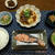 【晩ごはん】しょっぱい鮭の塩糀漬け、肉豆腐。キュウリの佃煮と栄養満点お昼ごはん。