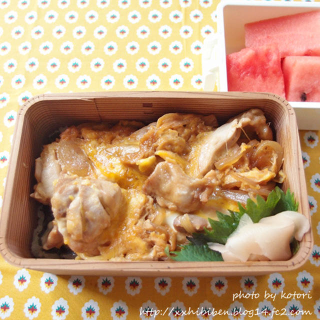 親子丼で男子学生弁当