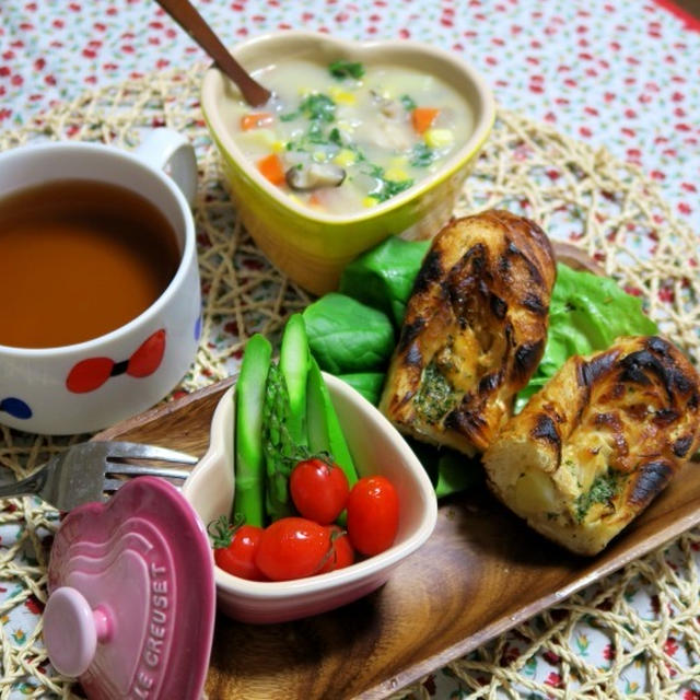 朝ごパンと　パセリたっぷりのコーンシチュー。