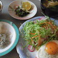 休日の朝ごはん。ピリ辛豆腐鍋