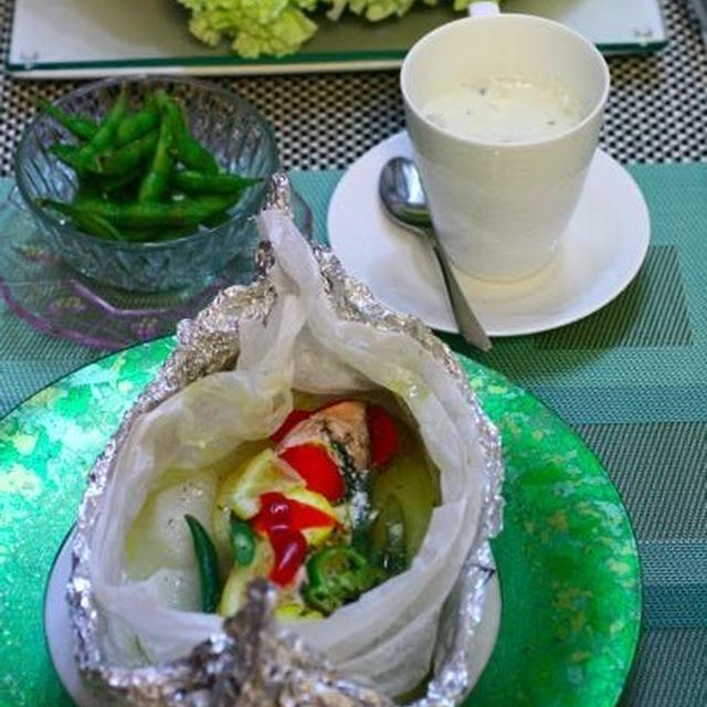 おひとりさまの、愛ごはん。ノルウェーサーモンの夏野菜紙包み焼き