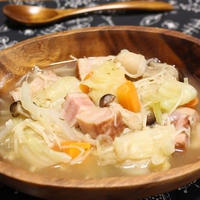 厚切りベーコンと野菜たっぷりのコンソメがしみしみの具沢山スープ