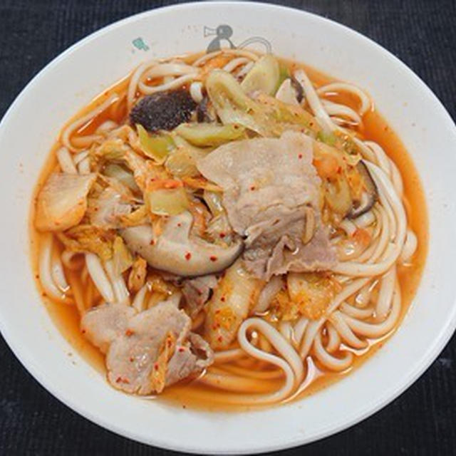 熱々の豚肉キムチうどんで昼ごはん