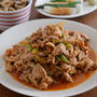 【晩御飯】豚肉に変えたごはんがすすむ牛炒め、挟み系ちくわオクラ、レンジきのこ。