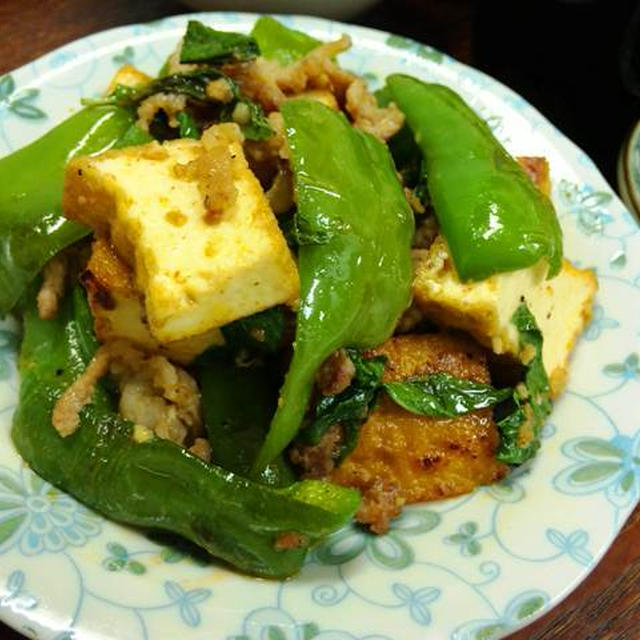 厚揚げと挽肉とピーマンのバジル炒め