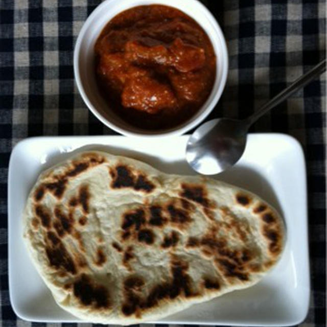 トマトとチキンのインドカレーとナンでお家ランチ